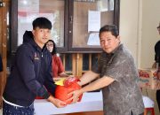 Bupati Minahasa Jemmy S. Kumendong Serahkan Bantuan Kepada Warga Terdampak Banjir di Kecamatan Eris.