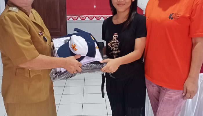 33 siswa SD-SMP terima bantuan seragam, tas dan sepatu sekolah dari Pemdes Ranotongkor