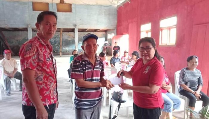 Penyerahan Bansos dan Bapok kepada Lansia di Desa Tambelang