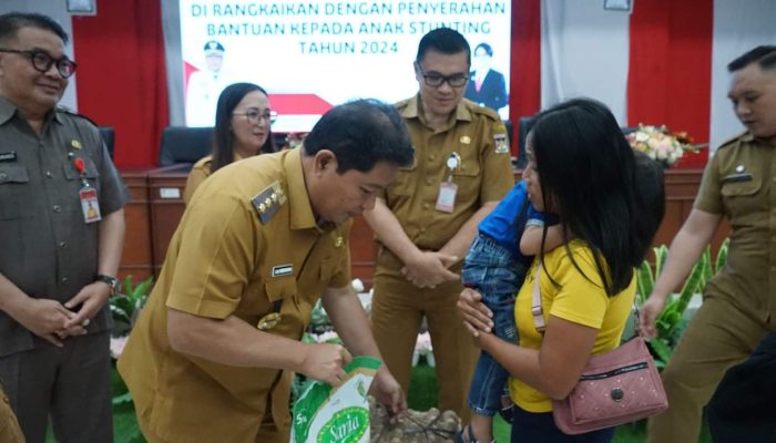 Bupati Jemmy Kumendong serahkan bantuan bencana kebakaran dan anak penderita stunting