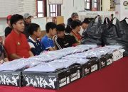 Wujud Kepedulian, Pemdes Kayuuwi bagikan seragam gratis untuk siswa kurang mampu