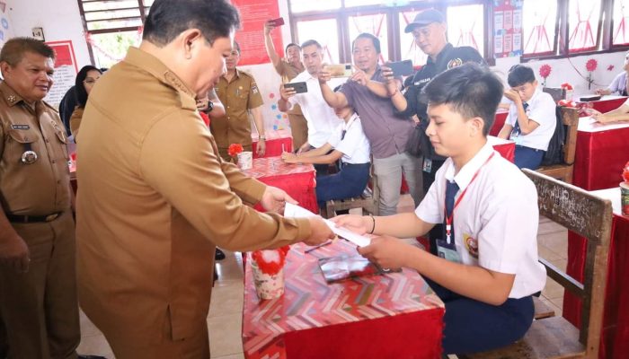 Bupati Kumendong buka soal USAJ secara simbolis di 3 sekolah di Kecamatan Kakas, Sekda Watania di SMP N 4 Tondano