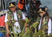 Disambut Wabup Vanda Sarundajang, Gubernur Sulut Yulius Selvanus Tinjau Pembersihan Eceng Gondok di Danau Tondano