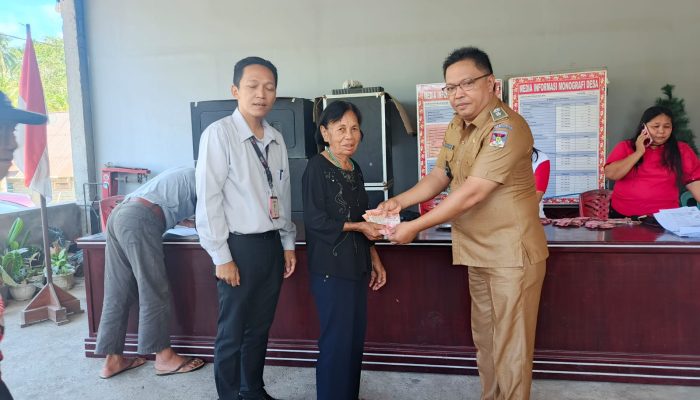 Pemdes Ranotongkor Timur serahkan BLTB DD tahap 7,8 dan 9