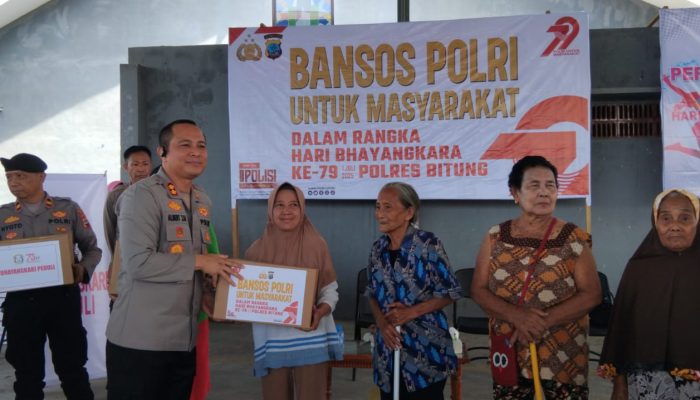 Polres Bitung Salurkan 300 Paket Bansos untuk Warga dan Pensiunan Polri