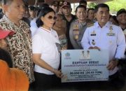 Didampingi Sekda Lynda Watania, Gubernur Yulius serahkan bantuan beras 20,55 ton untuk warga korban banjir