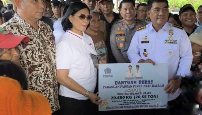Didampingi Sekda Lynda Watania, Gubernur Yulius serahkan bantuan beras 20,55 ton untuk warga korban banjir
