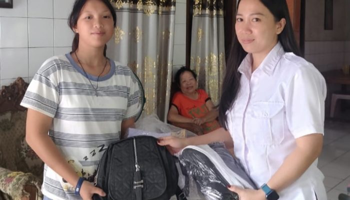 Pemdes Ranotongkor Timur salurkan bantuan seragam, tas dan sepatu untuk siswa