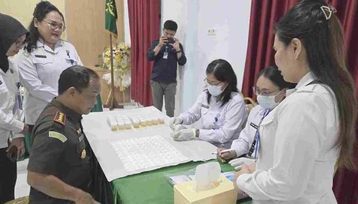 Kejari Bitung dan BNN Gelar Tes Urine Mendadak, Seluruh Pegawai Negatif Narkoba