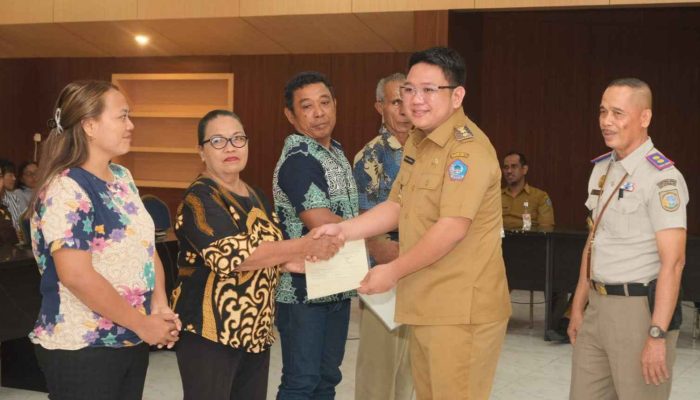 Pemkot Bitung Serahkan 100 Sertifikat Redistribusi Tanah di Pulau Lembeh