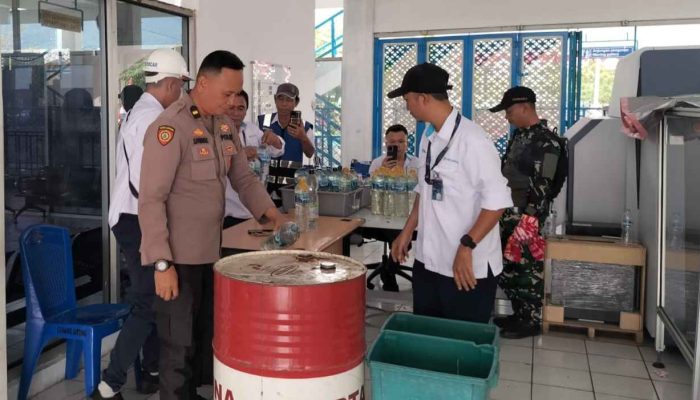 KM Sinabung Sandar di Bitung, Puluhan Botol Cap Tikus Digagalkan Naik Kapal