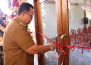 Selesaikan pembangunan kantor desa, Bupati RD apreseasi Pemdes Raringis Selatan