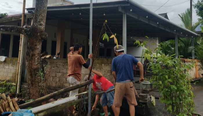 Jawab impian warganya, Pemdes Ranotongkor Timur pasang lampu jalan 40 unit