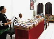 Pemdes Kayuuwi salurkan seragam dan alat sekolah untuk 31 siswa SD dan SMP