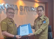 Wali Kota Bitung Serahkan SK Plt Staf Ahli Bidang Ekonomi, Keuangan, dan Pembangunan kepada Rudy Ponamon