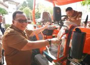 Bupati RD serahkan bantuan Alsintan kepada Pemdes Poopoh Tombariri