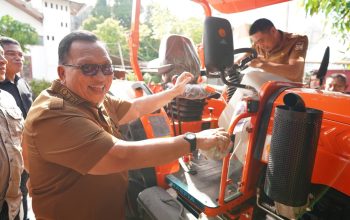 Bupati RD serahkan bantuan Alsintan kepada Pemdes Poopoh Tombariri