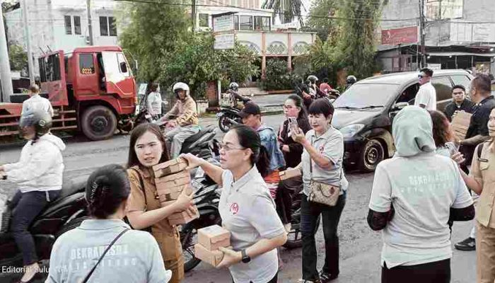 Dekranasda Bitung Berbagi Takjil kepada Pengguna Jalan di Madidir