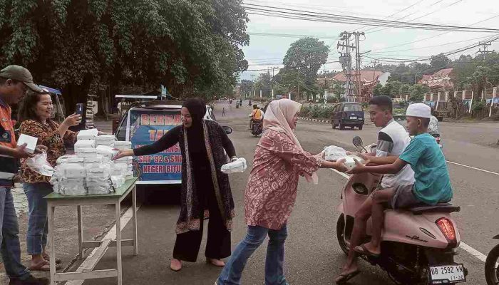 Alumni SMPN 2 dan SMAN 2 Bitung Berbagi Takjil, 200 Paket Habis dalam Hitungan Menit