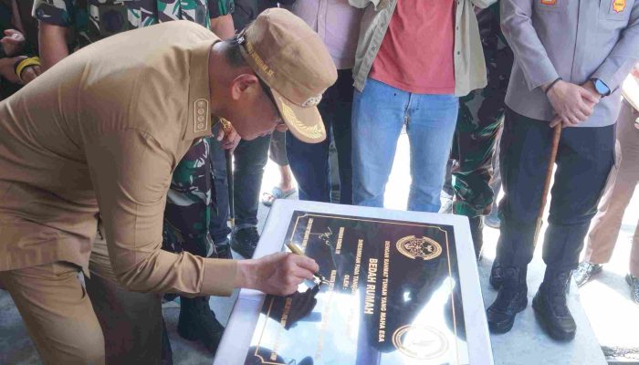 Bersama Dansatrol Marvil, Wali Kota Bitung Hengky Honandar Resmikan Hasil Bedah Rumah