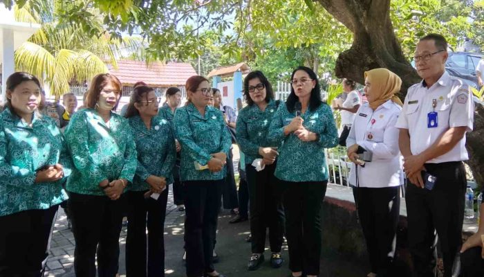 TP PKK Bitung Ajak Warga Wangurer Timur Ubah Sampah Rumah Tangga Jadi Kompos